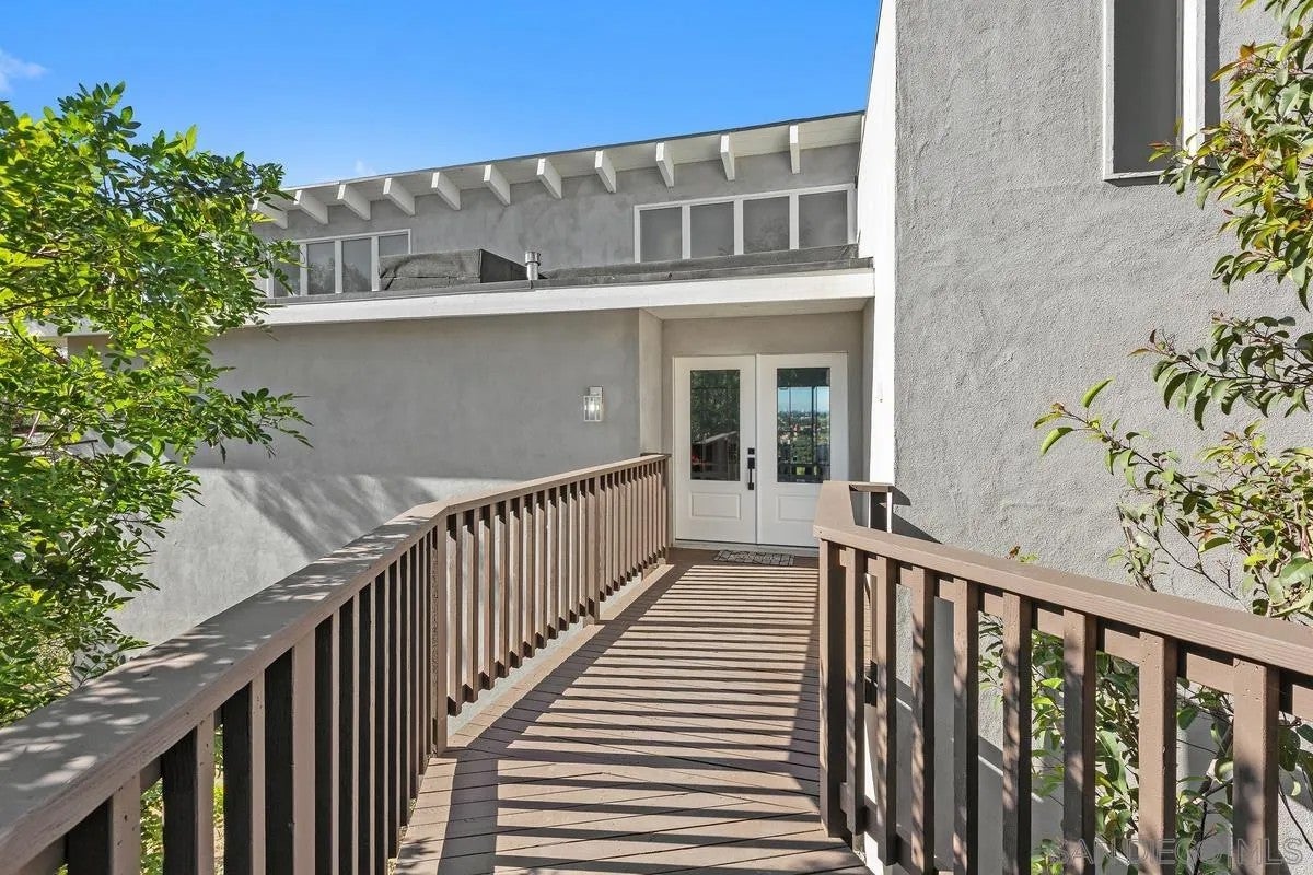 700 Selma Pl