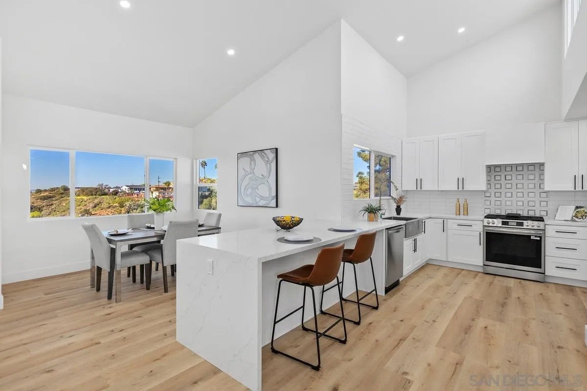 700 Selma Pl