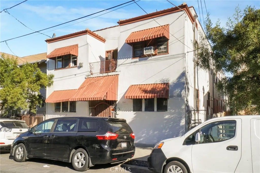 Photo of 1511 W 11th Place, Los Angeles, CA 90015 (MLS # SB26007542)