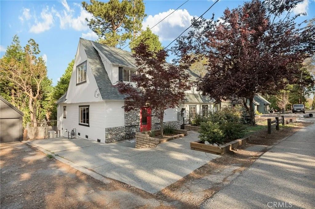 Photo of 230 Hemlock Drive, Lake Arrowhead, CA 92352 (MLS # IG26072622)