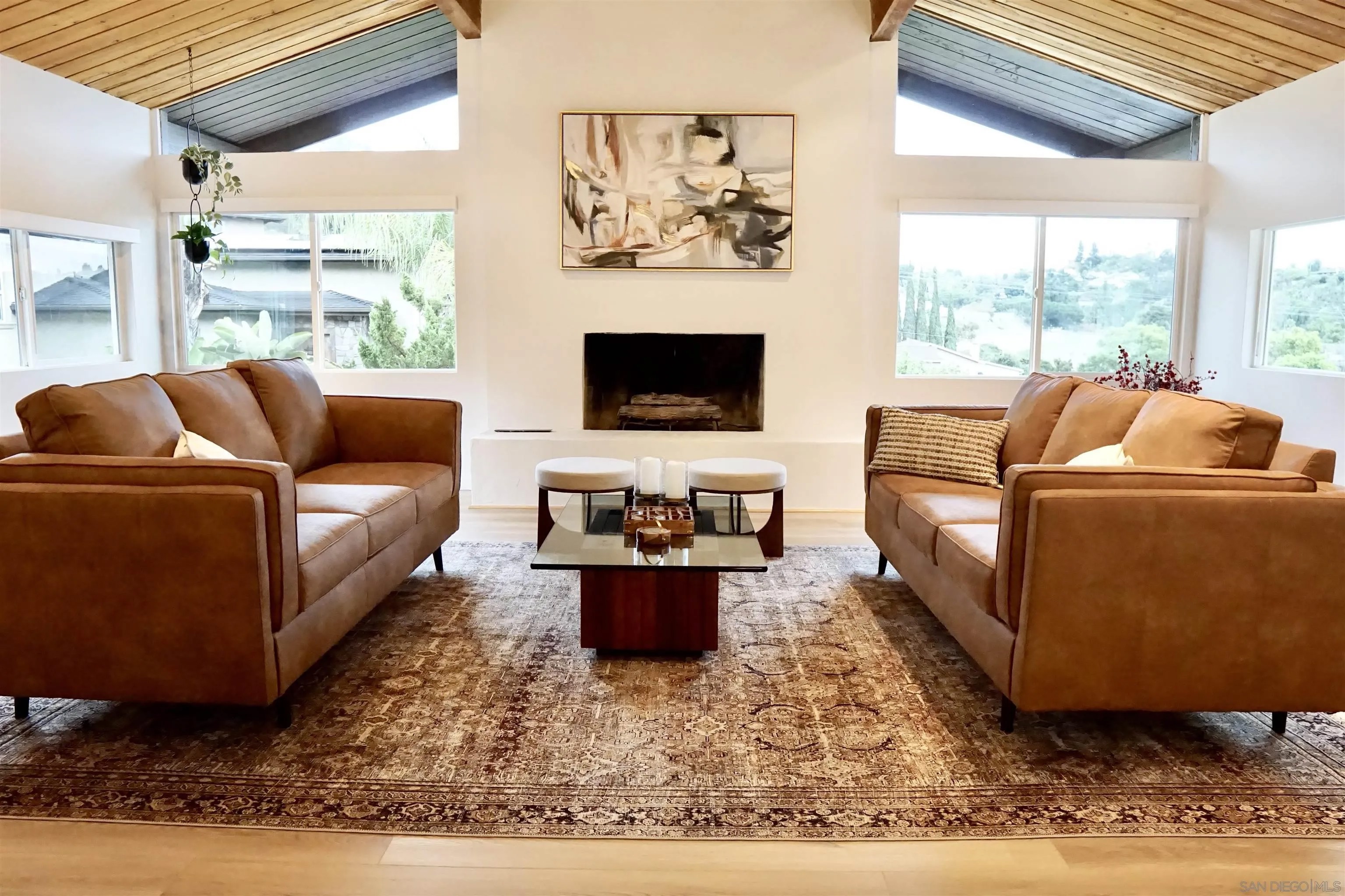 4242 Avenida Gregory