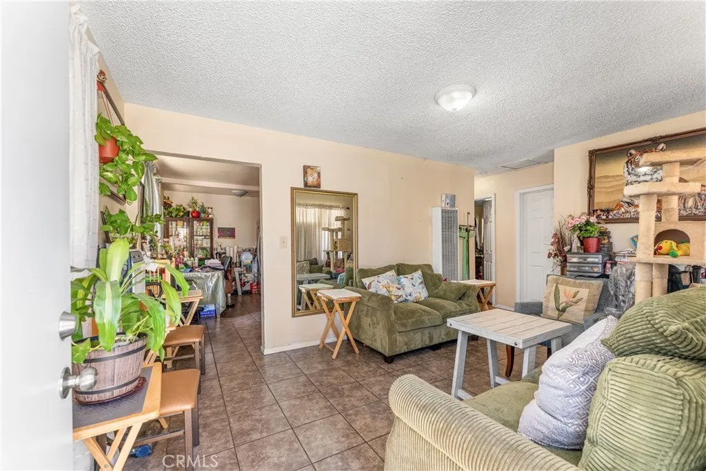410-412 E Avenue Q7