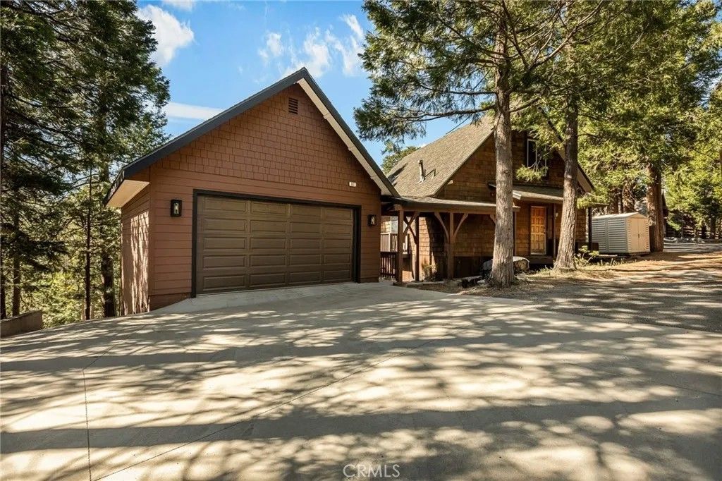 Photo of 807 Grass Valley, Lake Arrowhead, CA 92352 (MLS # IG26103811)