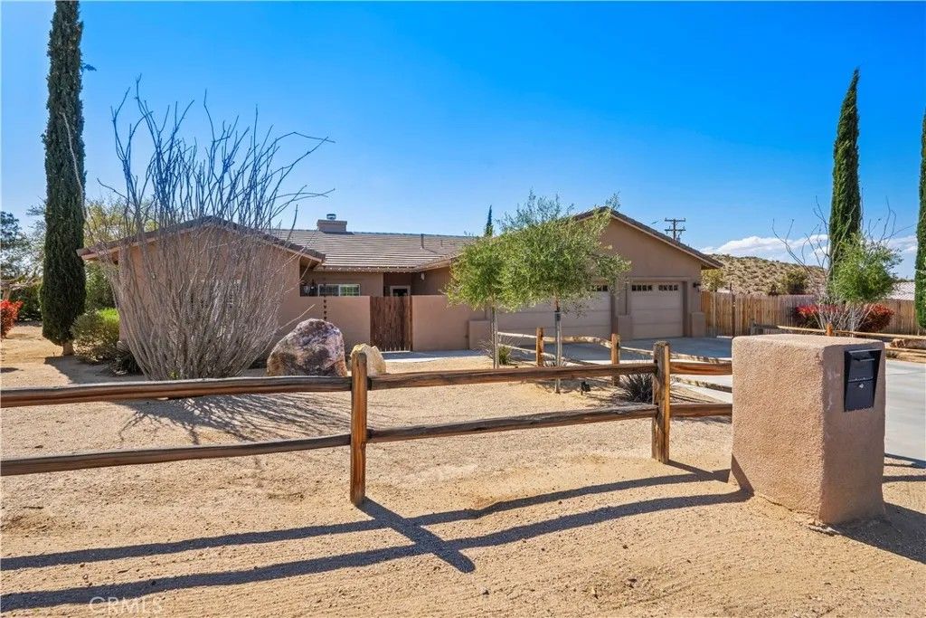 Photo of 8148 Emerson Avenue, Yucca Valley, CA 92284 (MLS # JT26041031)