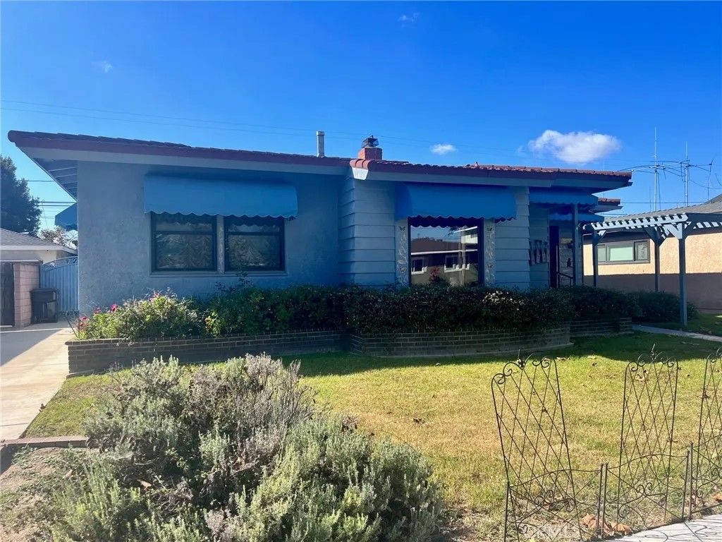 Photo of 2703 Knoxville Ave, Long Beach, CA 90815 (MLS # PW26054109)