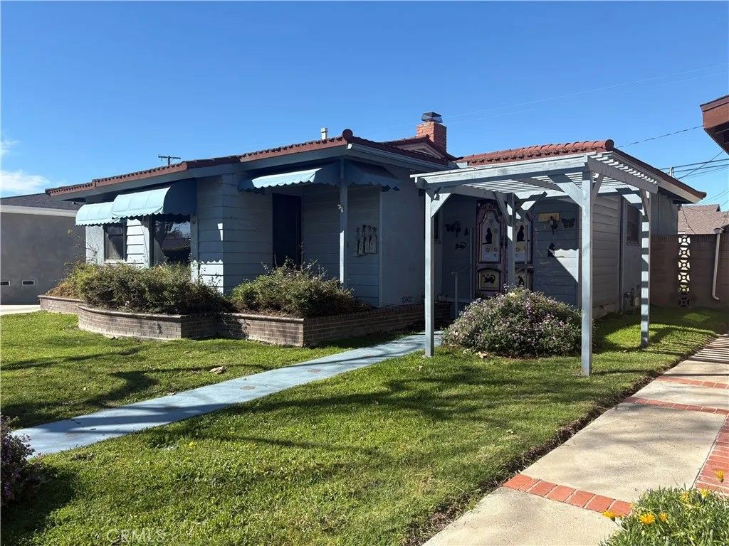 Photo of 2703 Knoxville Ave, Long Beach, CA 90815 (MLS # PW26054109)