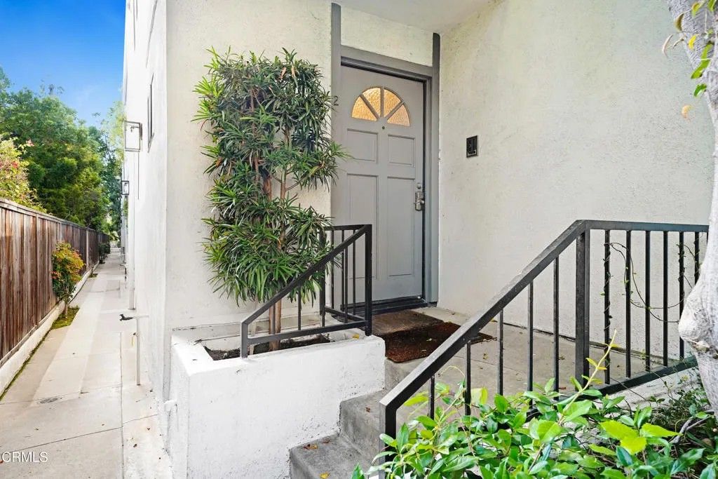 Photo of 394 S Los Robles Avenue #2, Pasadena, CA 91101 (MLS # P1-25005)