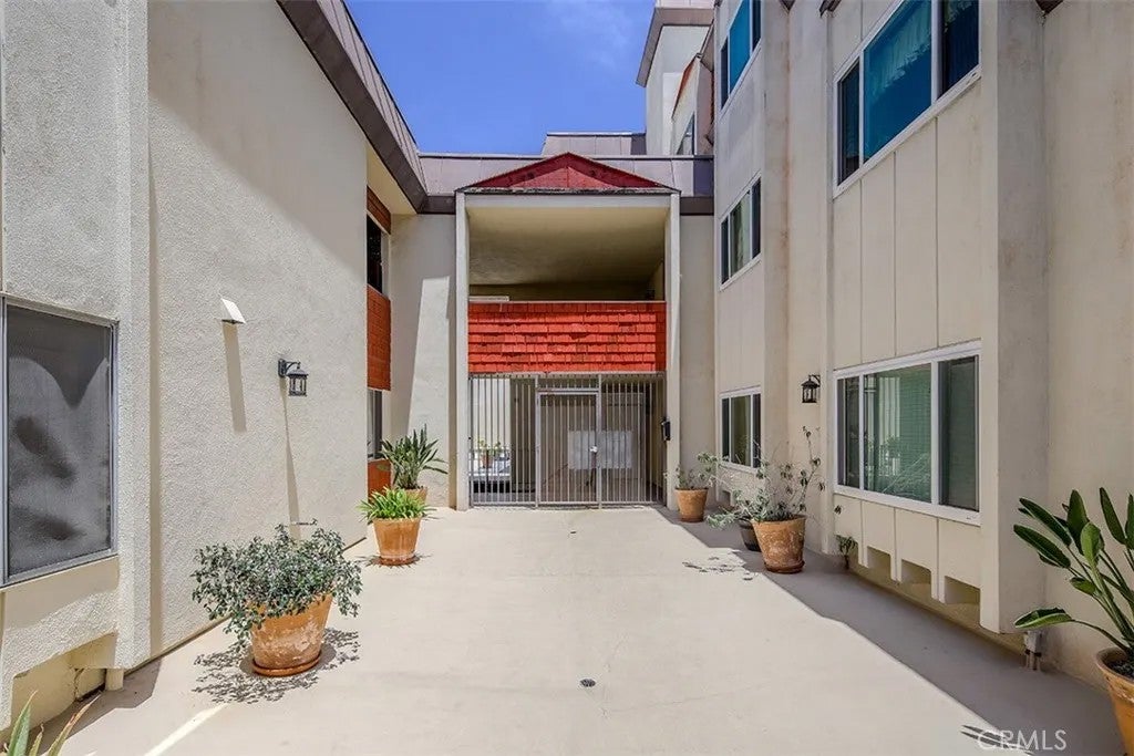 5651 Sumner 109