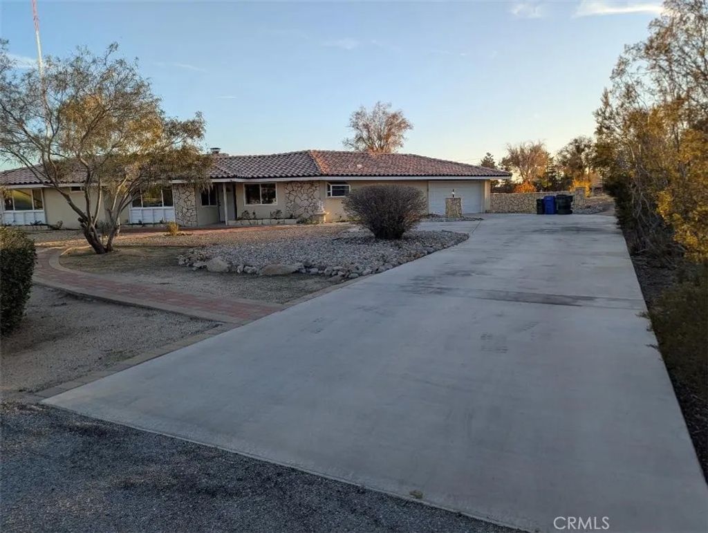 Photo of 19989 Crow Rd, Apple Valley, CA 92307 (MLS # PW25279356)
