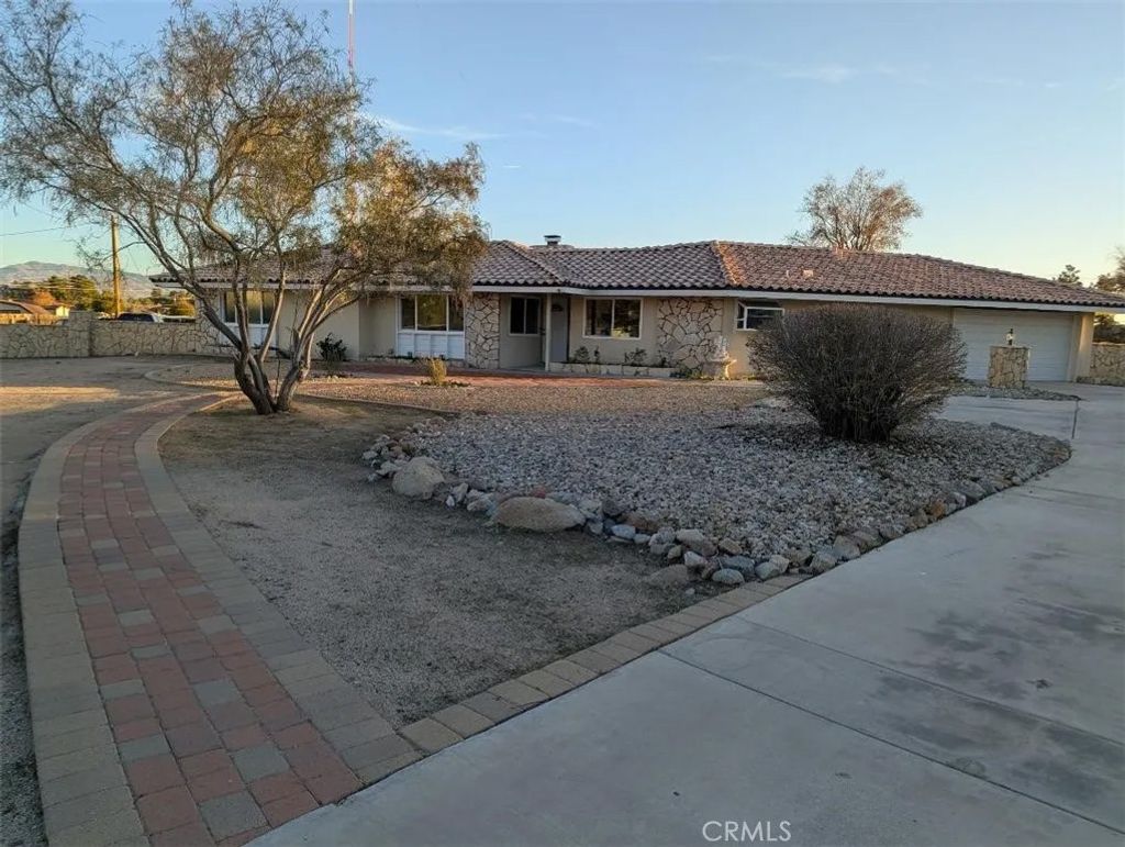 Photo of 19989 Crow Rd, Apple Valley, CA 92307 (MLS # PW25279356)