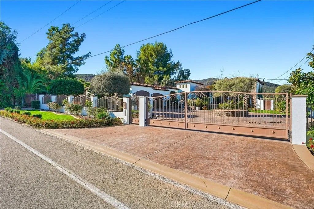 Photo of 4034 Crown Ranch, Corona, CA 92881 (MLS # OC26012876)