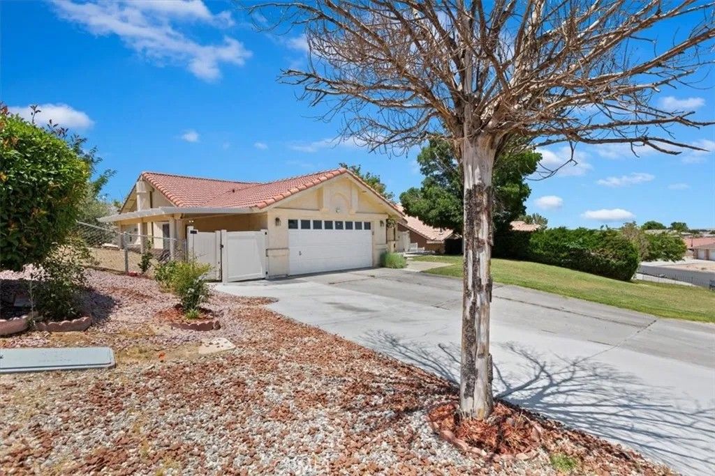 Photo of 26572 Mainsail Ln, Helendale, CA 92342 (MLS # IV25267541)