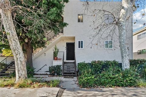 Photo of 7439 Woodman Avenue #31, Van Nuys, CA 91405 (MLS # SR26055832)