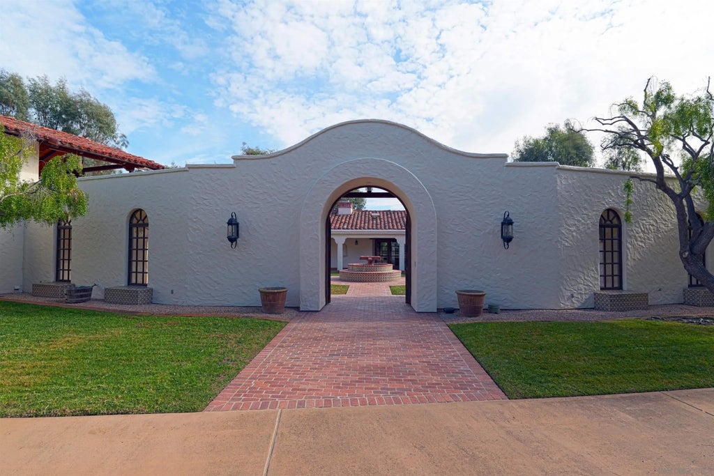 Photo of 5443 Calzada Del Bosque, Rancho Santa Fe, CA 92067 (MLS # 260014701)