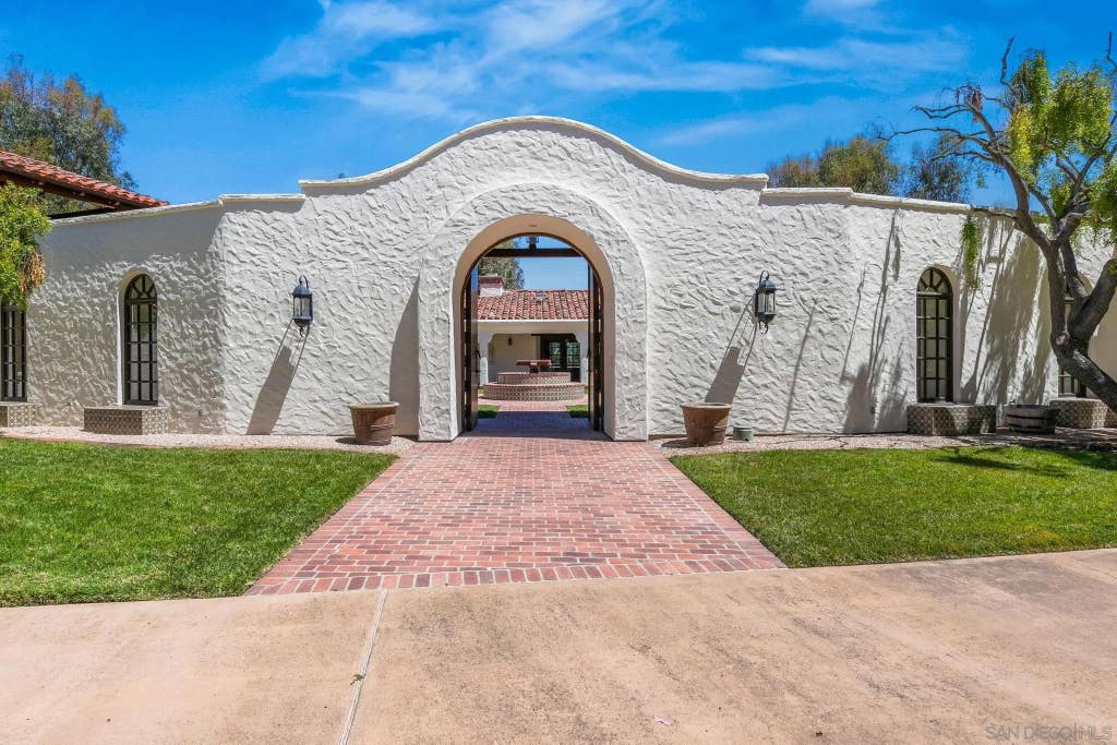 Photo of 5443 Calzada Del Bosque, Rancho Santa Fe, CA 92067 (MLS # 260014701)