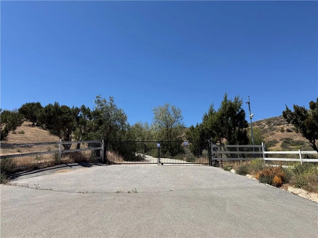 Photo of 34773 Shady Lane Road, Agua Dulce, CA 91390 (MLS # SR26162834)