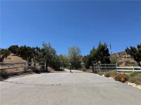 Photo of 34773 Shady Lane Road, Agua Dulce, CA 91390 (MLS # SR26162834)