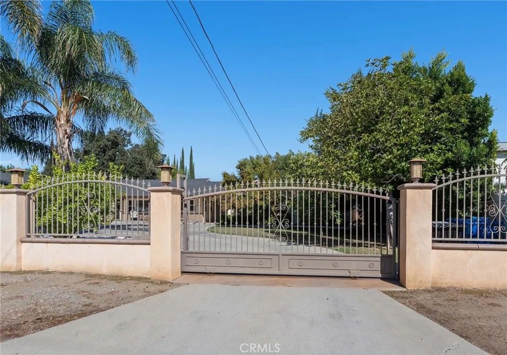 Photo of 22639 Calvert Street #F, Woodland Hills, CA 91367 (MLS # SR25247887)