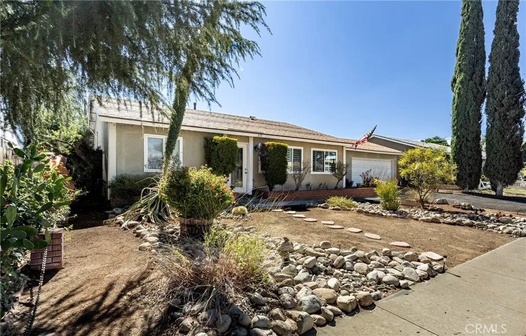 870 Falcon Lane