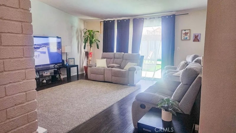 1046 W Holguin