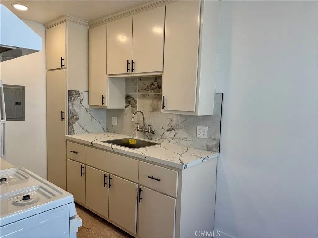 Photo of 410 S Commonwealth Ave #3, Los Angeles, CA 90020 (MLS # DW26079114)