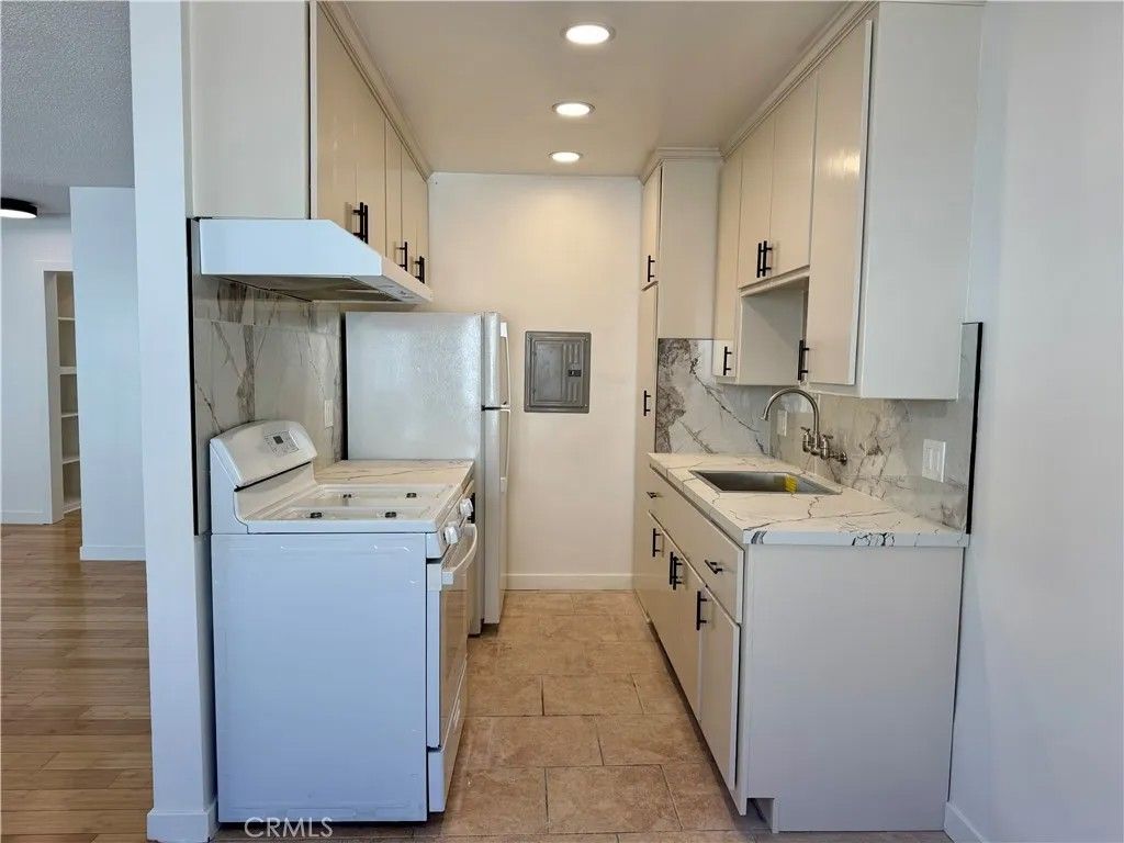 Photo of 410 S Commonwealth Ave #3, Los Angeles, CA 90020 (MLS # DW26079114)