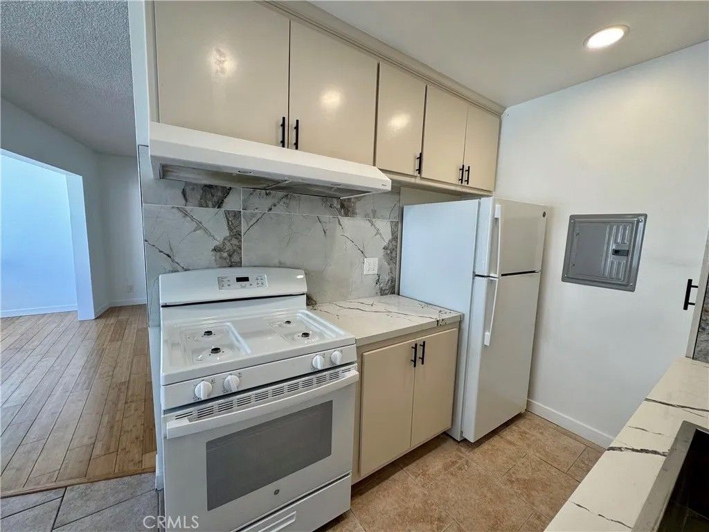 Photo of 410 S Commonwealth Ave #3, Los Angeles, CA 90020 (MLS # DW26079114)