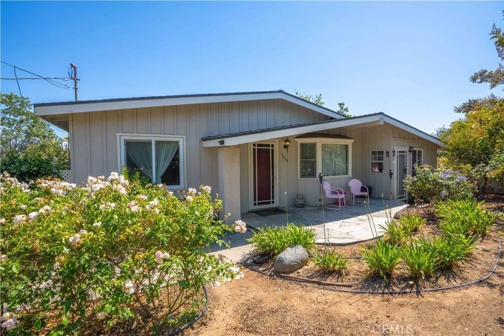 Photo of 1611 Hillcrest LN, Fallbrook, CA 92028 (MLS # SW26109297)