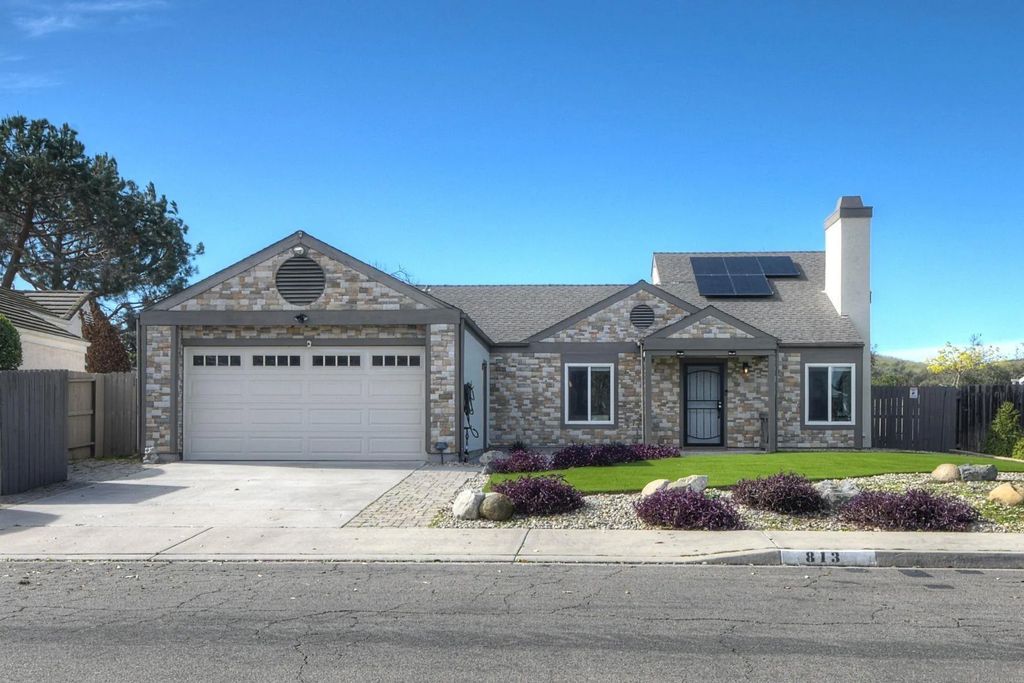 Photo of 813 Sunningdale Dr, Oceanside, CA 92057 (MLS # 260005786)