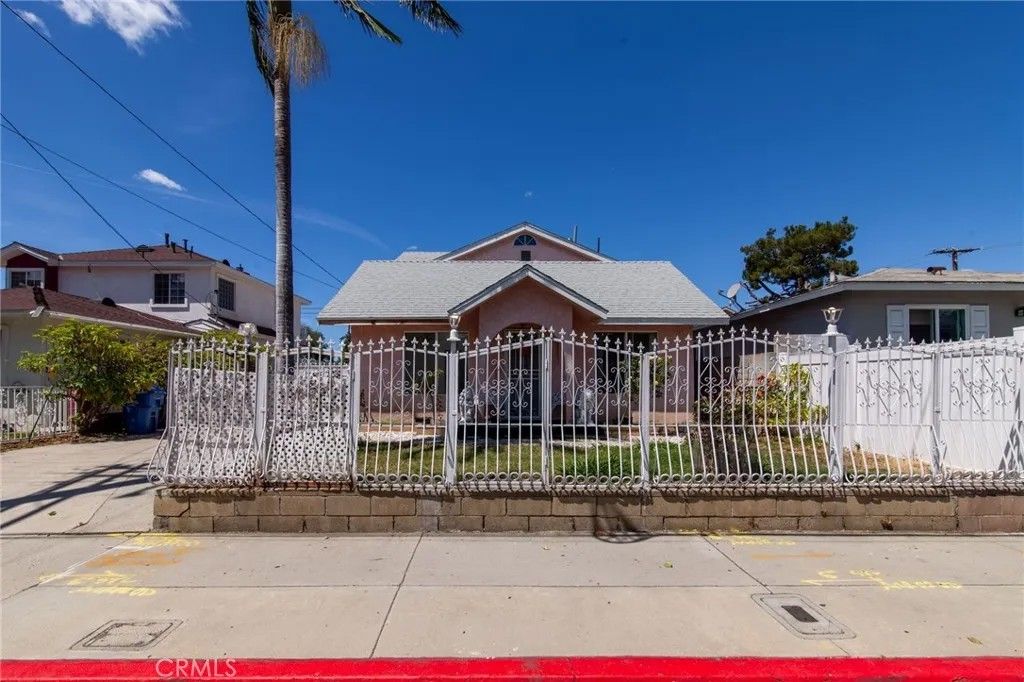 Photo of 16413 Downey Ave, Paramount, CA 90723 (MLS # SR26088393)