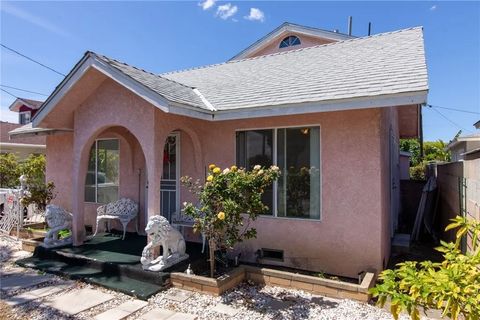 Photo of 16413 Downey Ave, Paramount, CA 90723 (MLS # SR26088393)