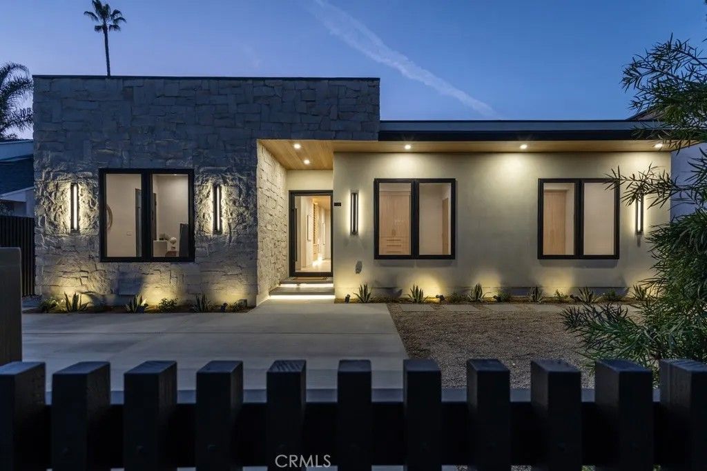 Photo of 5205 Etiwanda, Tarzana, CA 91356 (MLS # SR25280540)