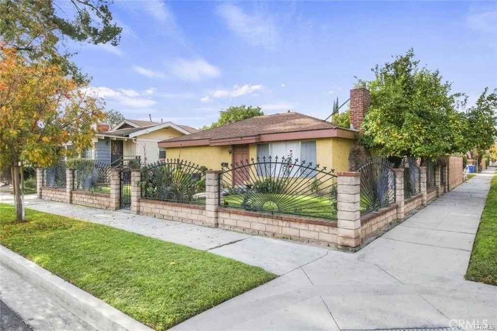 Photo of 155 N Florence, Burbank, CA 91505 (MLS # CV26079853)