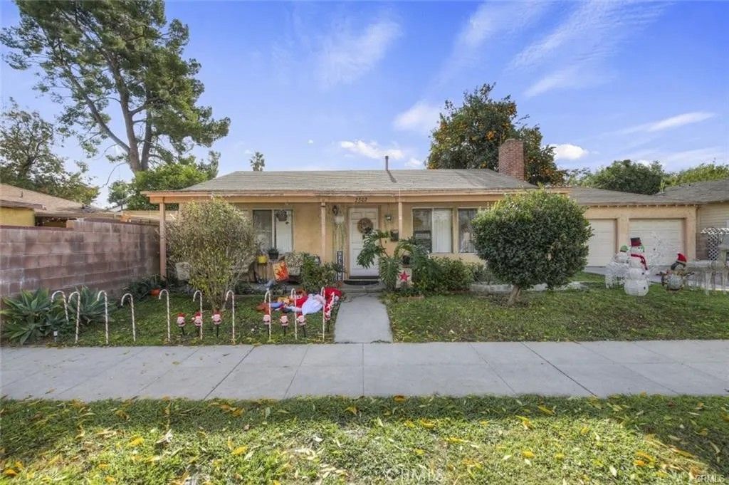Photo of 155 N Florence, Burbank, CA 91505 (MLS # CV26079853)