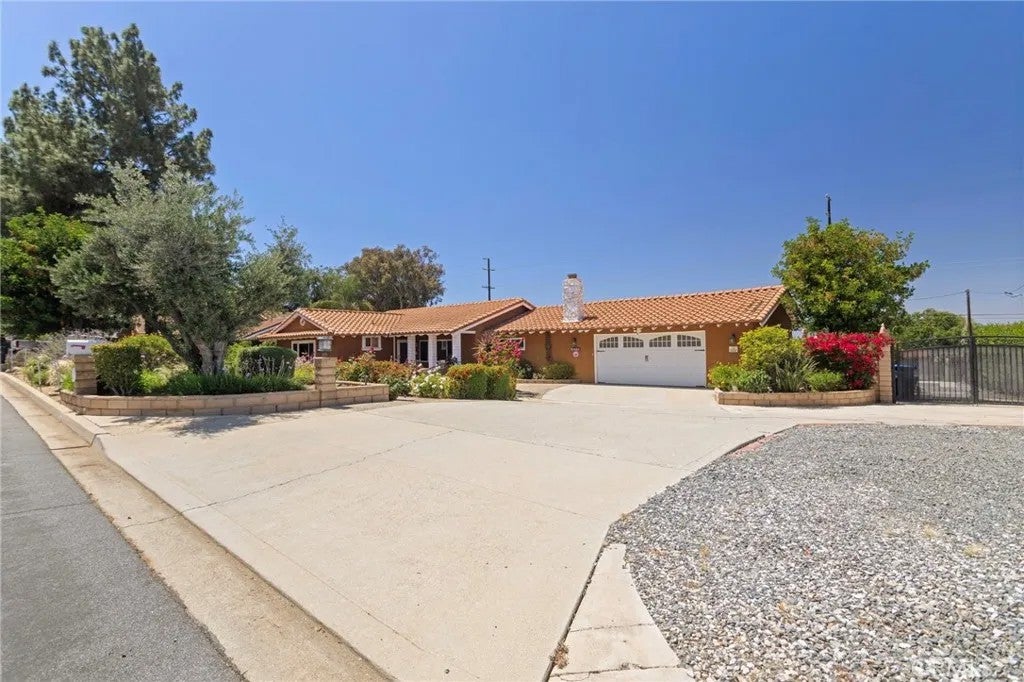 Photo of 16520 Wagon Wheel Drive, Riverside, CA 92506 (MLS # IV26119300)