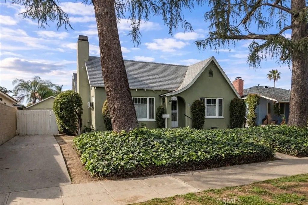 Photo of 427 S Orchard Dr, Burbank, CA 91506 (MLS # BB26021412)