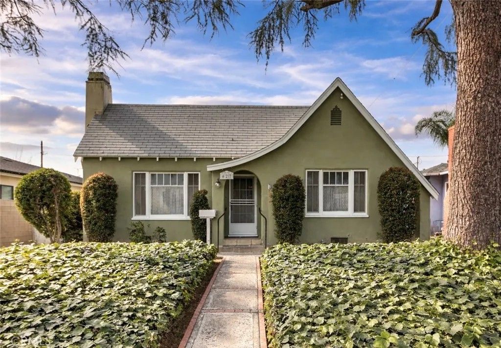 Photo of 427 S Orchard Dr, Burbank, CA 91506 (MLS # BB26021412)