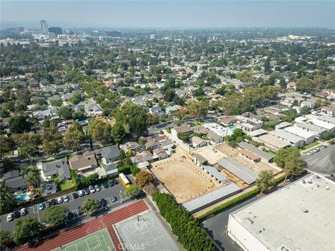 Tiny photo for 700 S Mariposa Street, Burbank, CA 91506 (MLS # BB25235182)