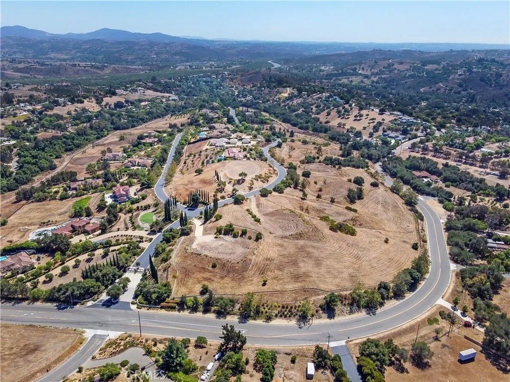 Photo of 4034 Bridlewood Rd, Fallbrook, CA 92028 (MLS # OC25196664)