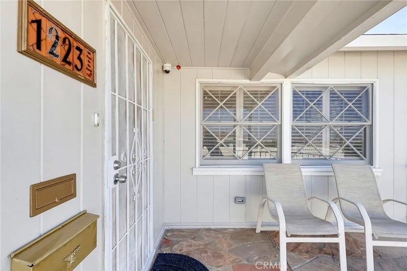 1223 W Elberon