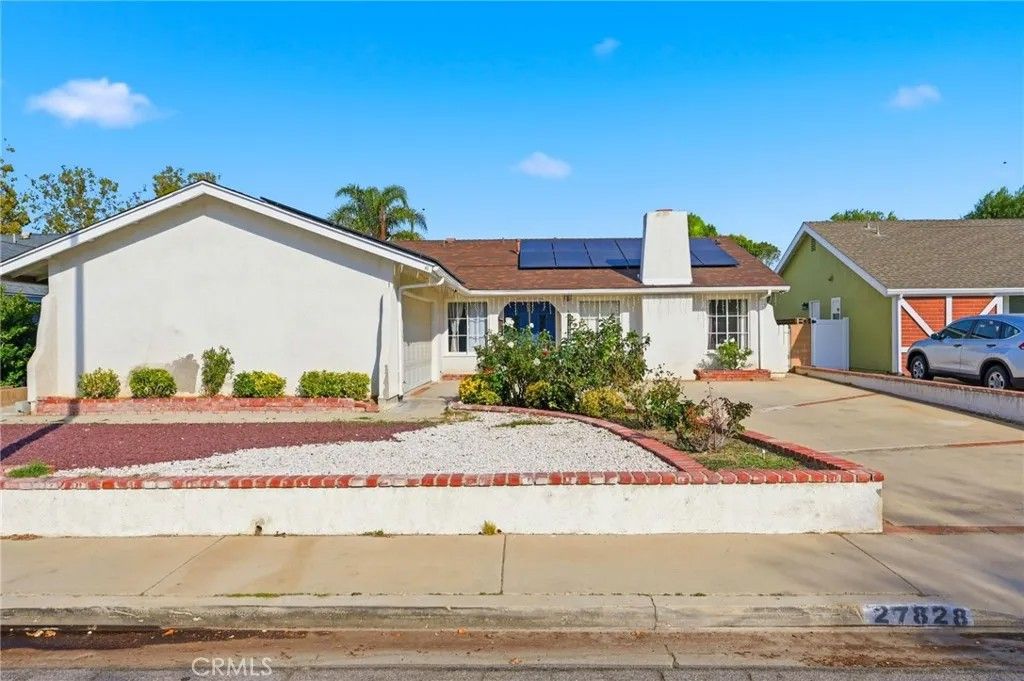 Photo of 27828 Parkvale Drive, Saugus, CA 91350 (MLS # SR25255375)