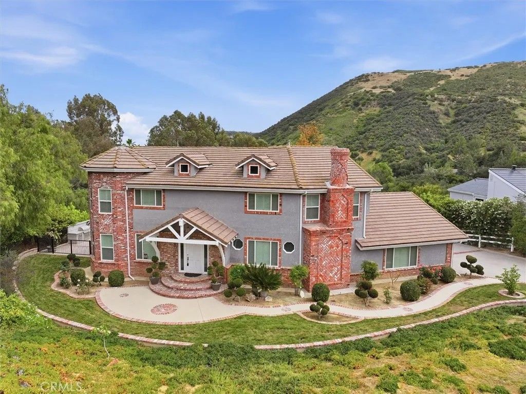 Photo of 6 Bronco Ln, Bell Canyon, CA 91307 (MLS # SB26079202)