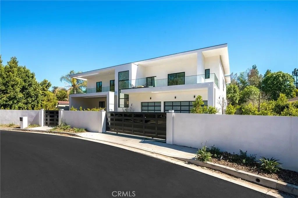 Photo of 4930 Palomar Drive, Tarzana, CA 91356 (MLS # SR26001628)