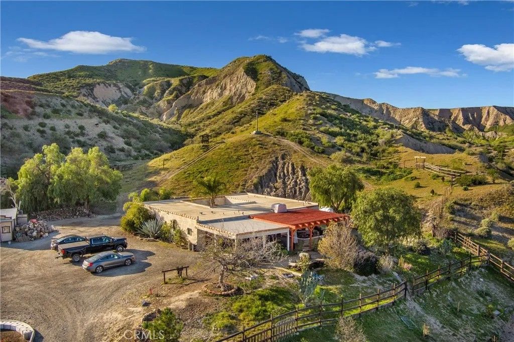 Photo of 16950 Solana Lane, Canyon Country, CA 91351 (MLS # SR26025236)