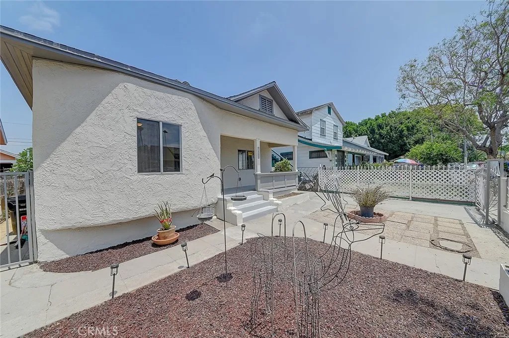 811 E 42nd