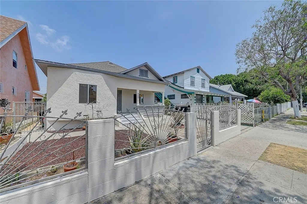 811 E 42nd