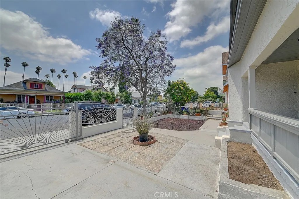 811 E 42nd