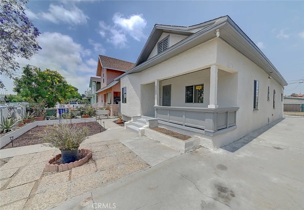 811 E 42nd