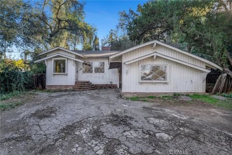 Photo of 20922 Clarin Street, Woodland Hills, CA 91364 (MLS # SR26011457)