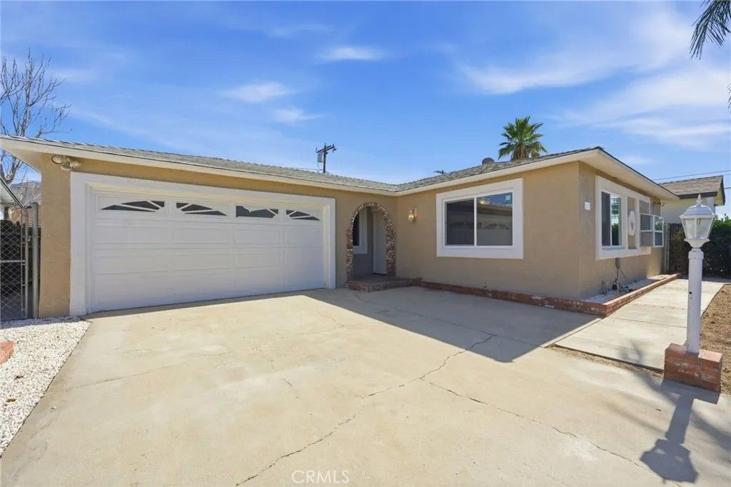 Photo of 409 W Camellia Way, San Jacinto, CA 92538 (MLS # IV26054506)